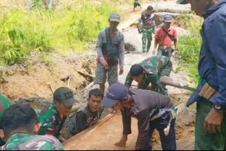 Yonif 645/GYT Pos Guntembawang bersama warga masyarakat Gutembawang dan masyarakat Gunjemak Kalimantan Barat